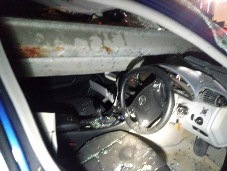 Aksident i rëndë/ ‘Benzi’ ndahet më dysh, tre të rinj në spital