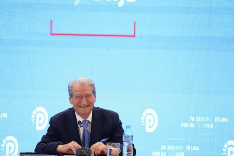 Ironizon Berisha: Vangjush Dako meriton dekoratë se nuk u arratis