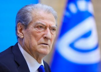 Berisha i shtrin dorën Bardhit dhe i tregon burgun Bashës