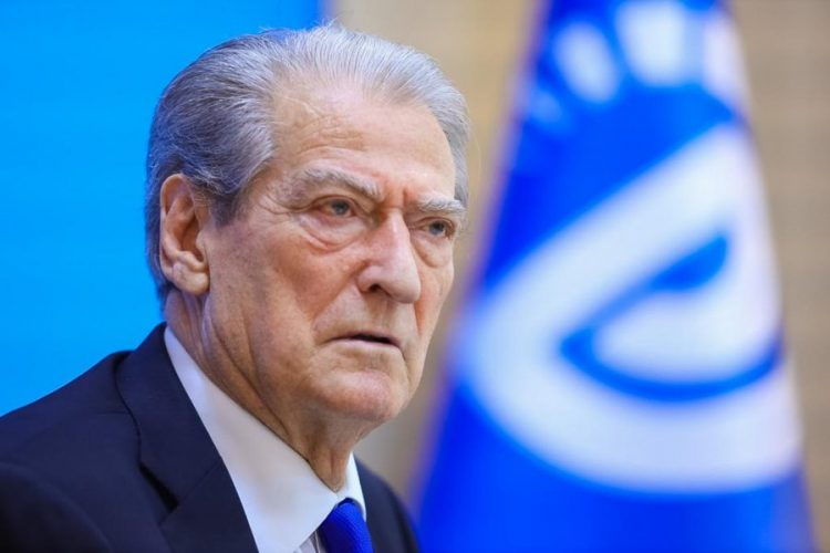 Berisha i shtrin dorën Bardhit dhe i tregon burgun Bashës