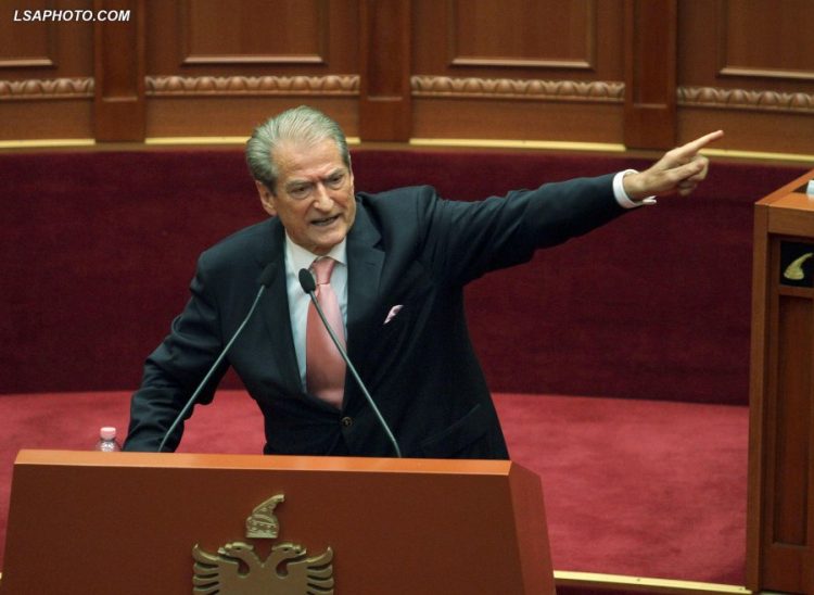 Berisha i drejtohet Gjiknurit: Ti e përcolle Ahmetajn në Kakavijë?