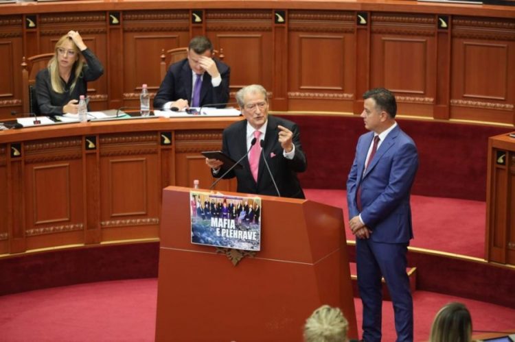 Berisha: Gjinushi me Kadarenë, njësoj si Rraja me hunj me një pastor