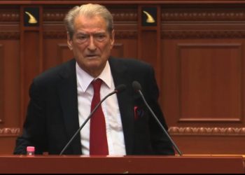 Berisha pro studentëve të mjekësisë: Akt armiqësor, po i tregoni kamzhikun