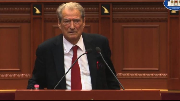 Berisha pro studentëve të mjekësisë: Akt armiqësor, po i tregoni kamzhikun