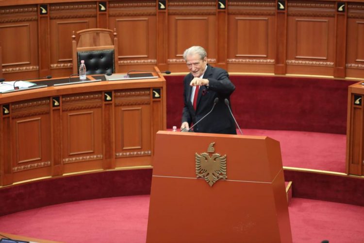 Berisha-Ballës: Xhaxhin tënd s’e kam vizituar kurrë! Mos e tepro se të nxjerr historinë kur sekretari të nxirrte te…