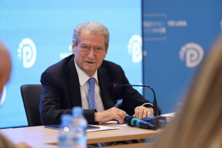 Ironizon Berisha: Vangjush Dako meriton dekoratë se nuk u arratis