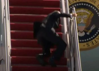 Zgjidhet “halli” për Joe Biden, ndryshohen shkallët në Air Force One