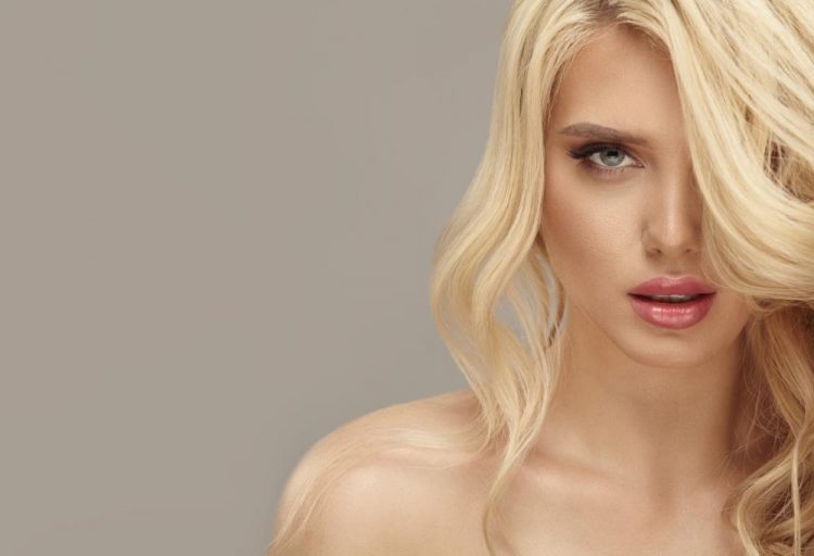 Studimi francez: Burrat preferojnë më shumë biondet, ja arsyeja