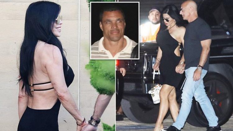 Bezos darkon me të fejuarën e tij Lauren Sanchez dhe ish-burrin e saj