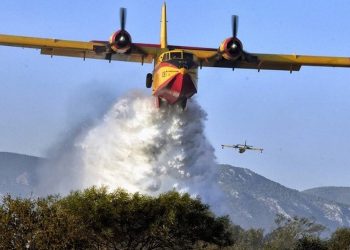 Zjarri gllabëron zonën pranë aeroportit ndërkombëtar