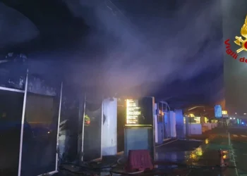 Shuhet zjarri në aeroportin e Katanias, pasagjerët u evakuuan në kohë