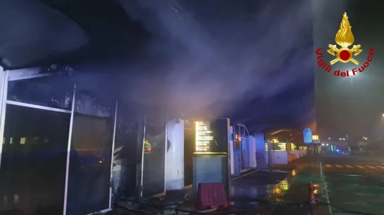 Shuhet zjarri në aeroportin e Katanias, pasagjerët u evakuuan në kohë