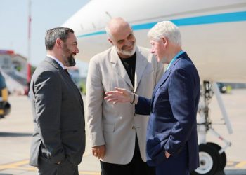 Vizita e Clinton në Tiranë, Ambasada e SHBA: Moment domethënës, tregon…