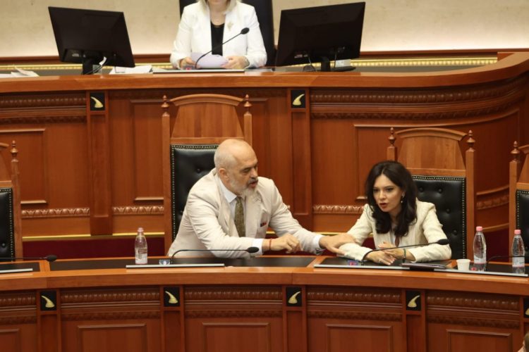 (FOTO LAJM) Çfarë diskutojnë Rama me Spiropali në Kuvend