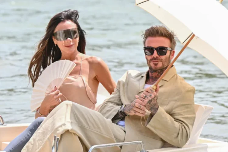 Victoria Beckham këndon në karaoke, David kërcen pranë saj