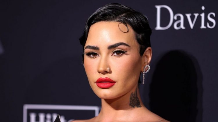 Demi Lovato zbulon vështirësitë që ka me shikimin dhe dëgjimin