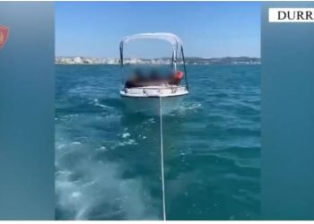 Katër persona rrezikojnë të mbyten në det në Durrës