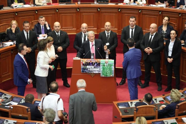 Me telefona të kriptuar! Për kë ministër flet Berisha?