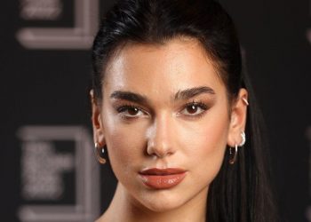 Dua Lipa mahnit me veshjet verore nga Milano