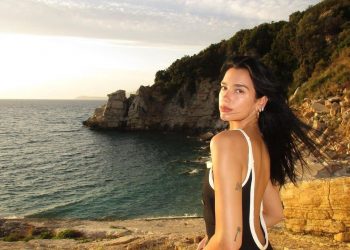 “Në shtëpi”! Këngëtarja e famshme bën postimin me flamurin kombëtar