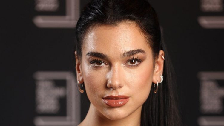 Ylli i njohur i këngës, Dua Lipa nuk ndalet me fotot nga pushimet e saj (Foto dhe video)