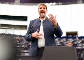 Eurodeputeti austriak: Lajçak po mbështet hapur Serbinë