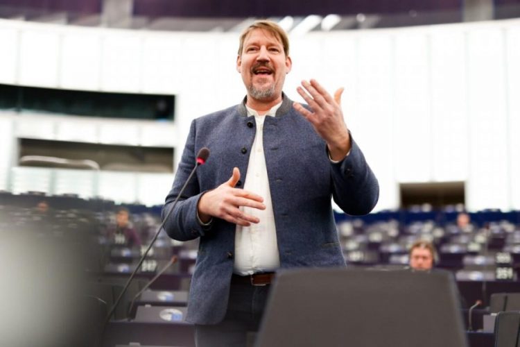 Eurodeputeti austriak: Lajçak po mbështet hapur Serbinë