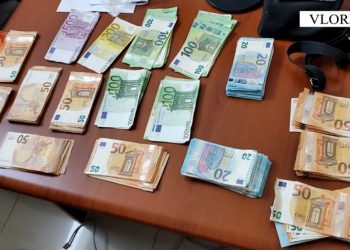 U kap 16 mijë euro të padeklaruara në Portin e Vlorës, procedohet 37-vjeçari