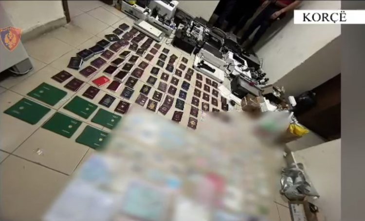 10 mijë euro për të shkuar në SHBA, kapen 3 persona për falsifikim…