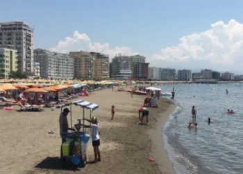 Shëngjin, pushuesi nga Kosova rrezikon të mbytet