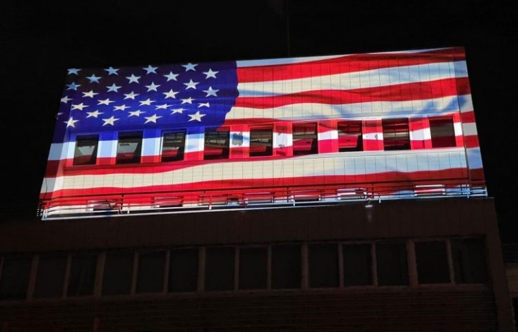 Flamuri amerikan ndriçon ndërtesën e Presidencës dhe Kuvendin e Kosovës