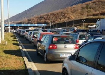 Fundjava vjen me fluks pushuesish nga Kosova, radhë të gjata mjetesh në Fushë-Milot