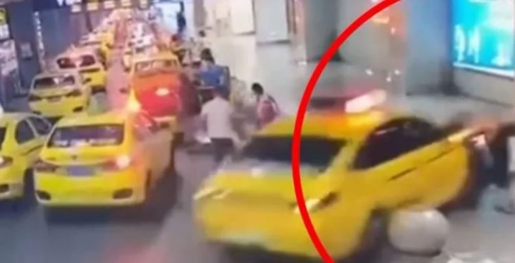 Taksisti humb kontrollin dhe përplas një familje