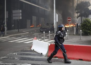 Përleshje në Francë, vdes protestuesi. Macron iu drejtohet të rinjve: Qëndroni në shtëpi