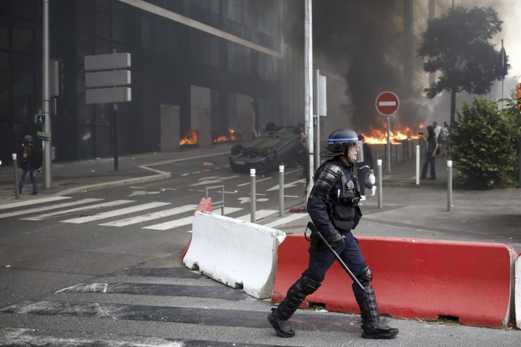Përleshje në Francë, vdes protestuesi. Macron iu drejtohet të rinjve: Qëndroni në shtëpi