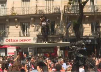 Vdekja e një personi me ngjyrë në paraburgim, rikthehen protestat në Francë