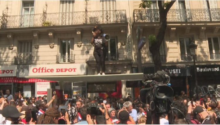 Vdekja e një personi me ngjyrë në paraburgim, rikthehen protestat në Francë