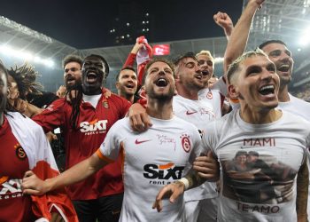 Klubi legjendar blen përfundimisht ish-fantazistin e Premier League