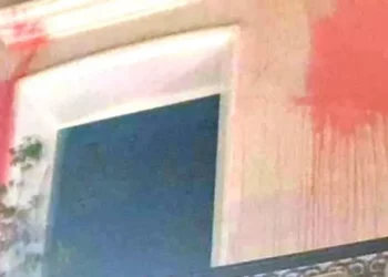 Sulmohet konsullata franceze në Greqi, persona të maskuar gjuajtën ndërtesën me shishe me bojë të kuqe