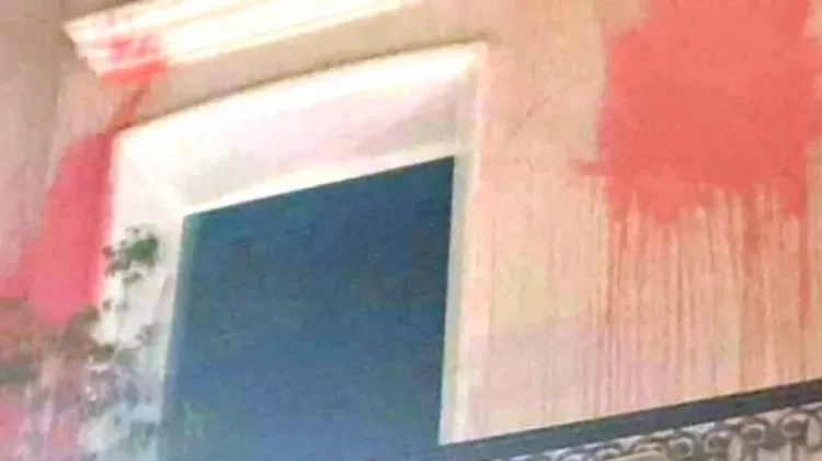 Sulmohet konsullata franceze në Greqi, persona të maskuar gjuajtën ndërtesën me shishe me bojë të kuqe