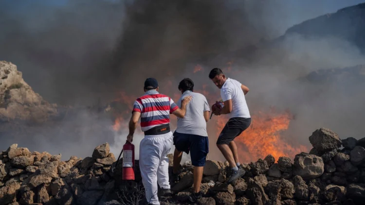 Zjarrfikësit luftojnë me flakët në Greqi, digjen ferma dhe fabrika