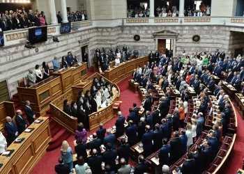 Betohen 300 deputetët në Parlamentin grek