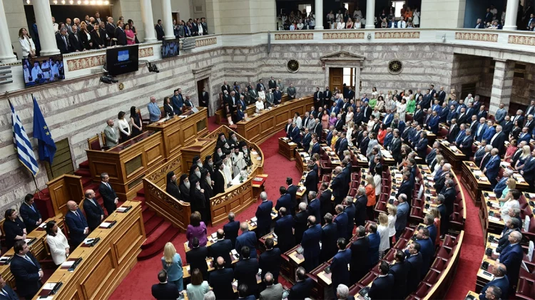 Betohen 300 deputetët në Parlamentin grek