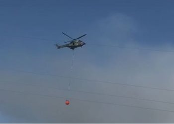 Vlorë, 8 mjete të ushtrisë dhe një helikopter për të shuar zjarret