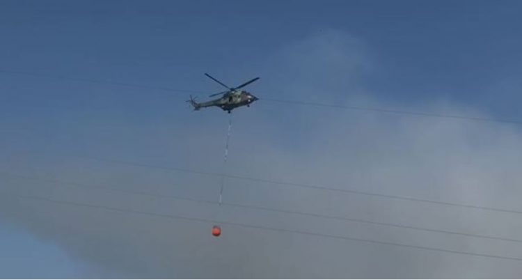 Vlorë, 8 mjete të ushtrisë dhe një helikopter për të shuar zjarret