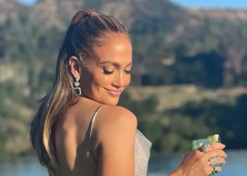 Jennifer Lopez vesh bikinit perfekte, të firmosur nga Valentino