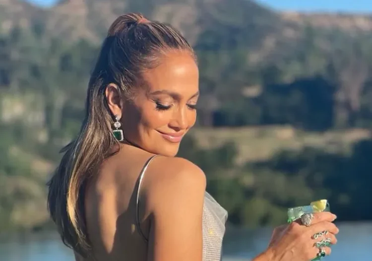 Jennifer Lopez vesh bikinit perfekte, të firmosur nga Valentino