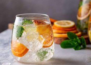 Tani do mendohemi dy herë/ Ja pse nuk duhet të hedhim akull në pijet tona