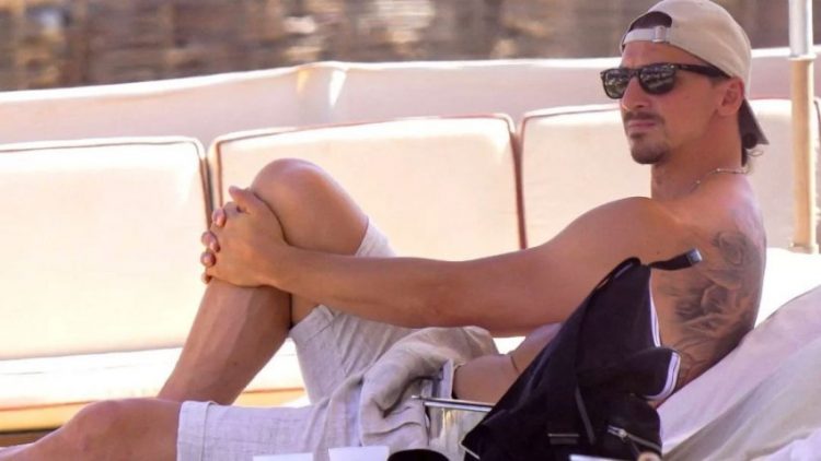 Ibrahimovic shfaqet në Saint Tropez, tërheq vëmendjen një nga tatuazhet e tij