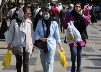 Irani mbyll kompaninë pasi punonjëset shfaqen pa shami